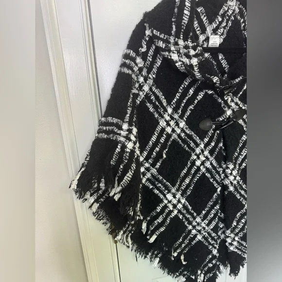 Marcus Adler New York Shawl Wrap Scarf Soft Woven Fringe Black White One Size - Picture 3 of 8